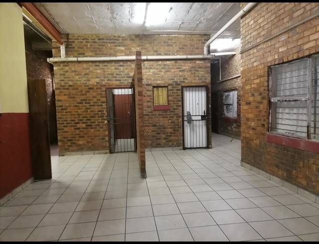 250M² BUILDING FOR SALE IN SPRINGS CENTRAL
